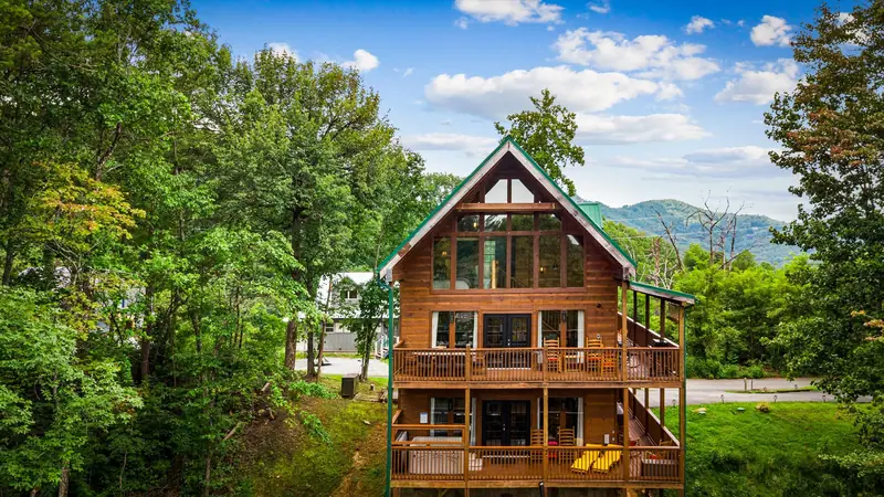 Front of Acorn Ridge cabin with mountains behind